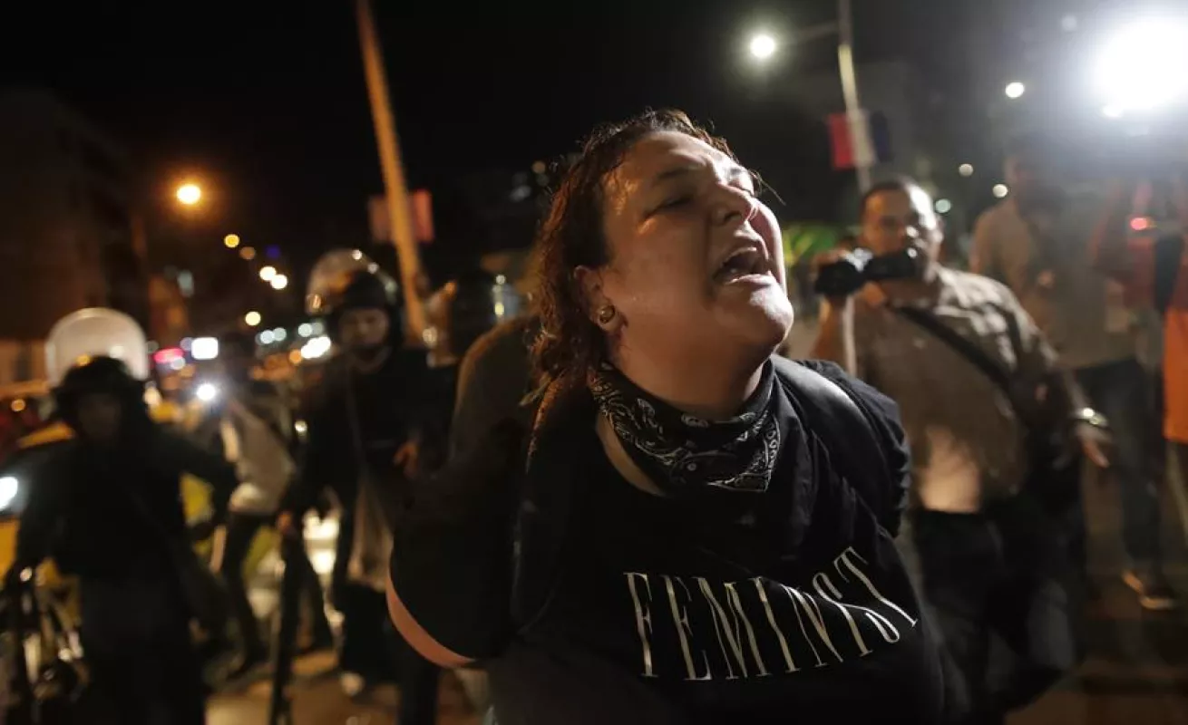 Tiradera de piedras, botellas y fuegos pirotécnicos en protestas contra reformas constitucionales