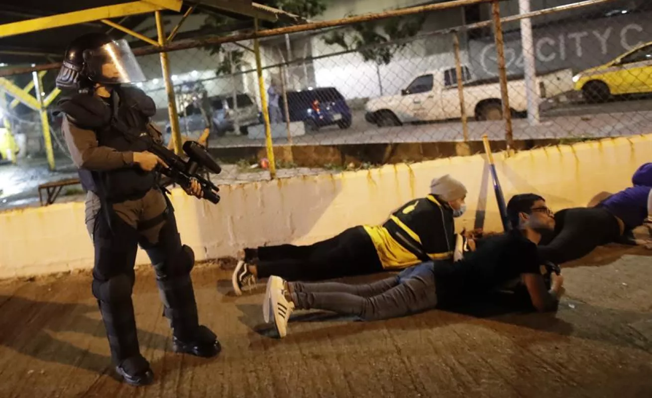 Tiradera de piedras, botellas y fuegos pirotécnicos en protestas contra reformas constitucionales