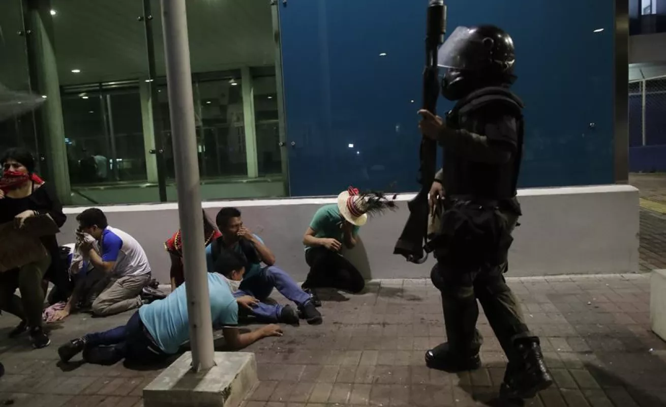 Tiradera de piedras, botellas y fuegos pirotécnicos en protestas contra reformas constitucionales