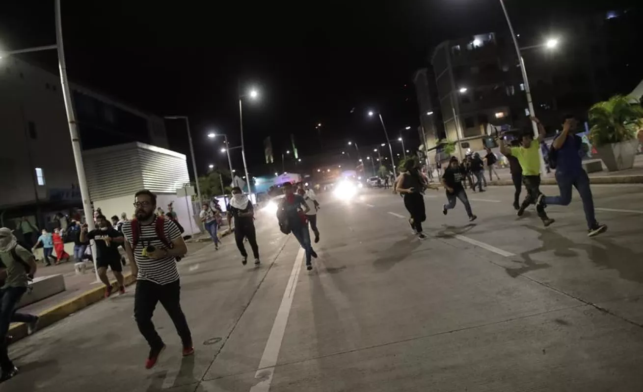 Tiradera de piedras, botellas y fuegos pirotécnicos en protestas contra reformas constitucionales