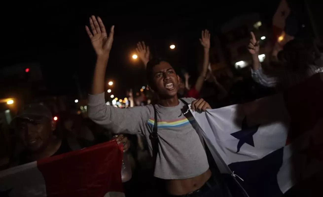 Tiradera de piedras, botellas y fuegos pirotécnicos en protestas contra reformas constitucionales
