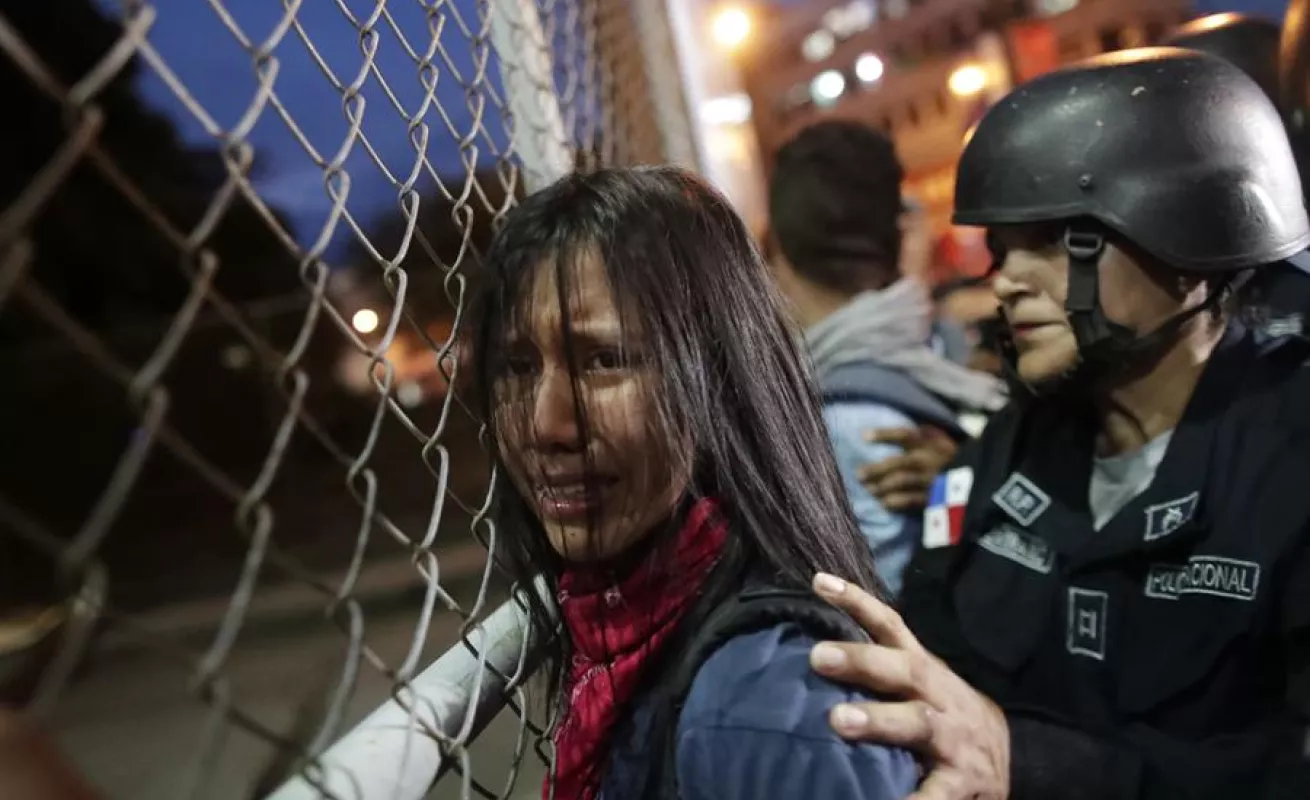 Tiradera de piedras, botellas y fuegos pirotécnicos en protestas contra reformas constitucionales