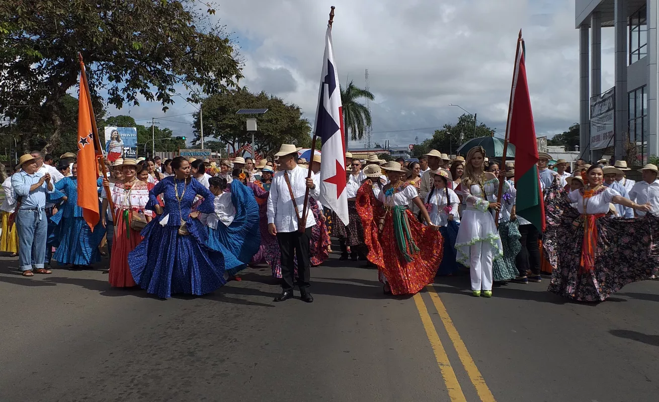 Santeños conmemoran los 198 años del Primer Grito de Independencia bajo la lluvia
