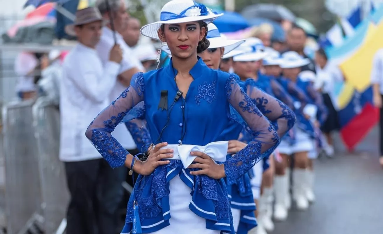 Santeños conmemoran los 198 años del Primer Grito de Independencia bajo la lluvia