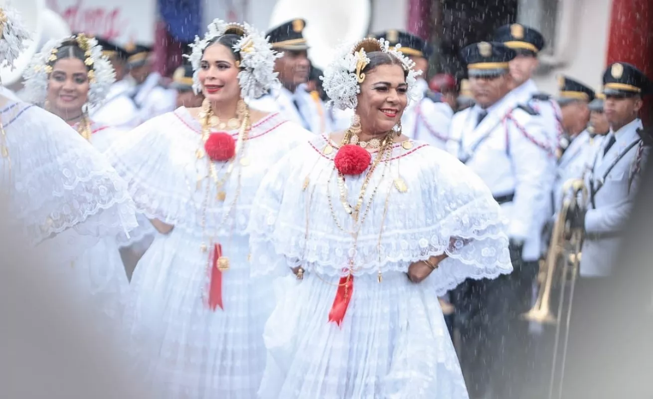 Santeños conmemoran los 198 años del Primer Grito de Independencia bajo la lluvia