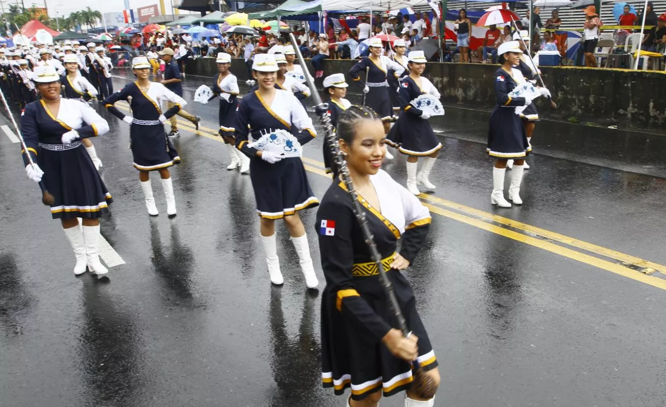 Santeños conmemoran los 198 años del Primer Grito de Independencia bajo la lluvia