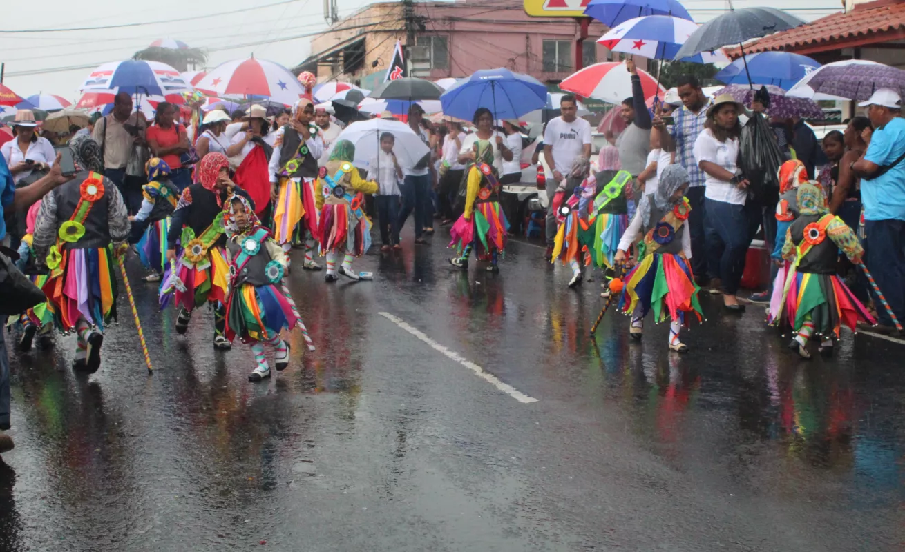Santeños conmemoran los 198 años del Primer Grito de Independencia bajo la lluvia