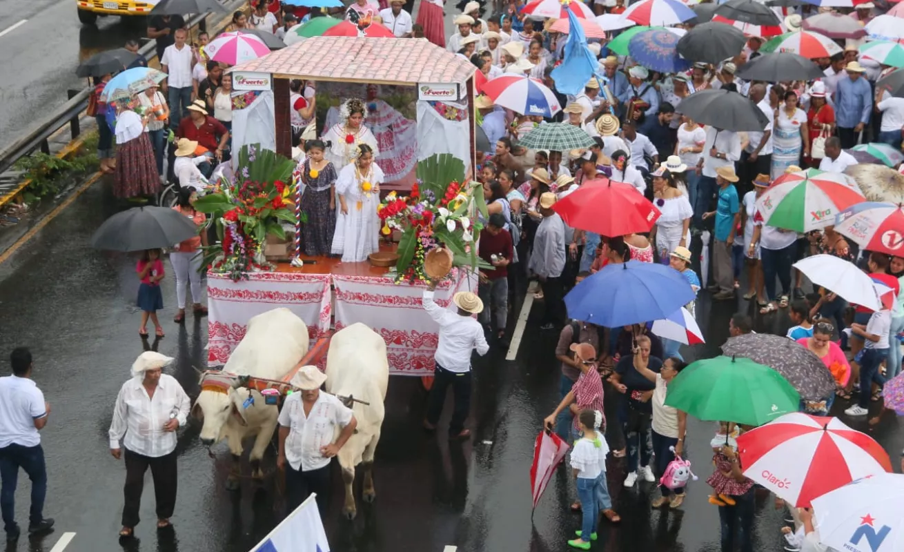 Santeños conmemoran los 198 años del Primer Grito de Independencia bajo la lluvia