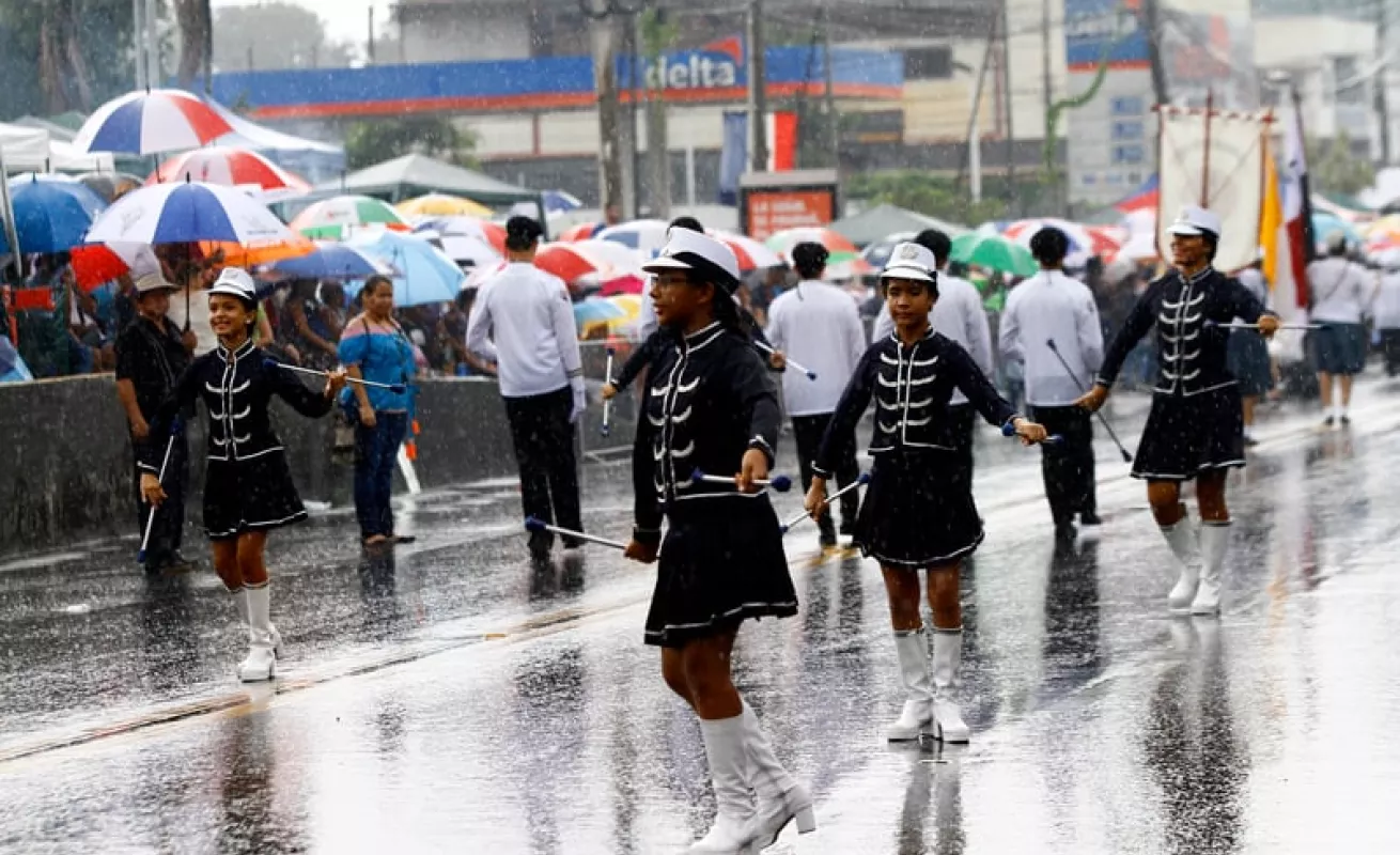Santeños conmemoran los 198 años del Primer Grito de Independencia bajo la lluvia