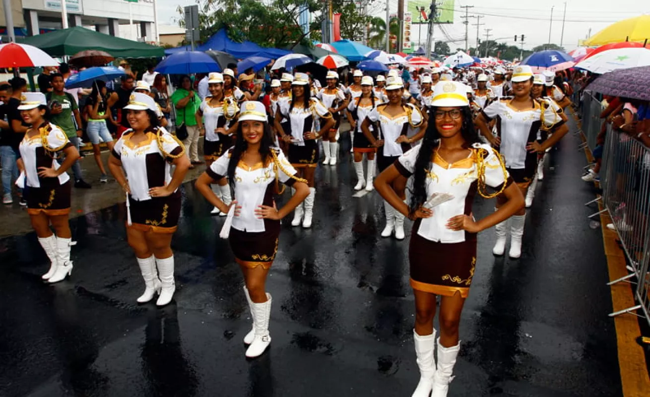 Santeños conmemoran los 198 años del Primer Grito de Independencia bajo la lluvia