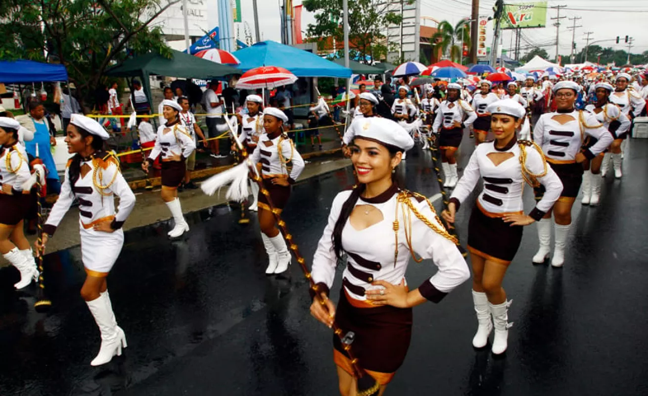 Santeños conmemoran los 198 años del Primer Grito de Independencia bajo la lluvia