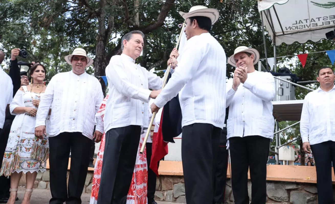 Santeños conmemoran los 198 años del Primer Grito de Independencia bajo la lluvia