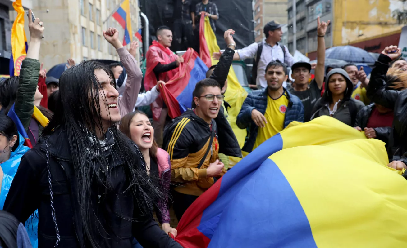 Colombia se prende; marcha, enfrentamientos y cacerolazos 