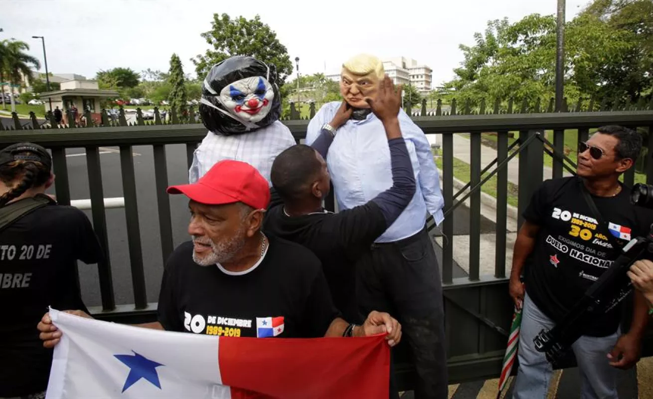 Manifestantes protestan frente a la embajada de Estados Unidos en Ciudad de Panamá