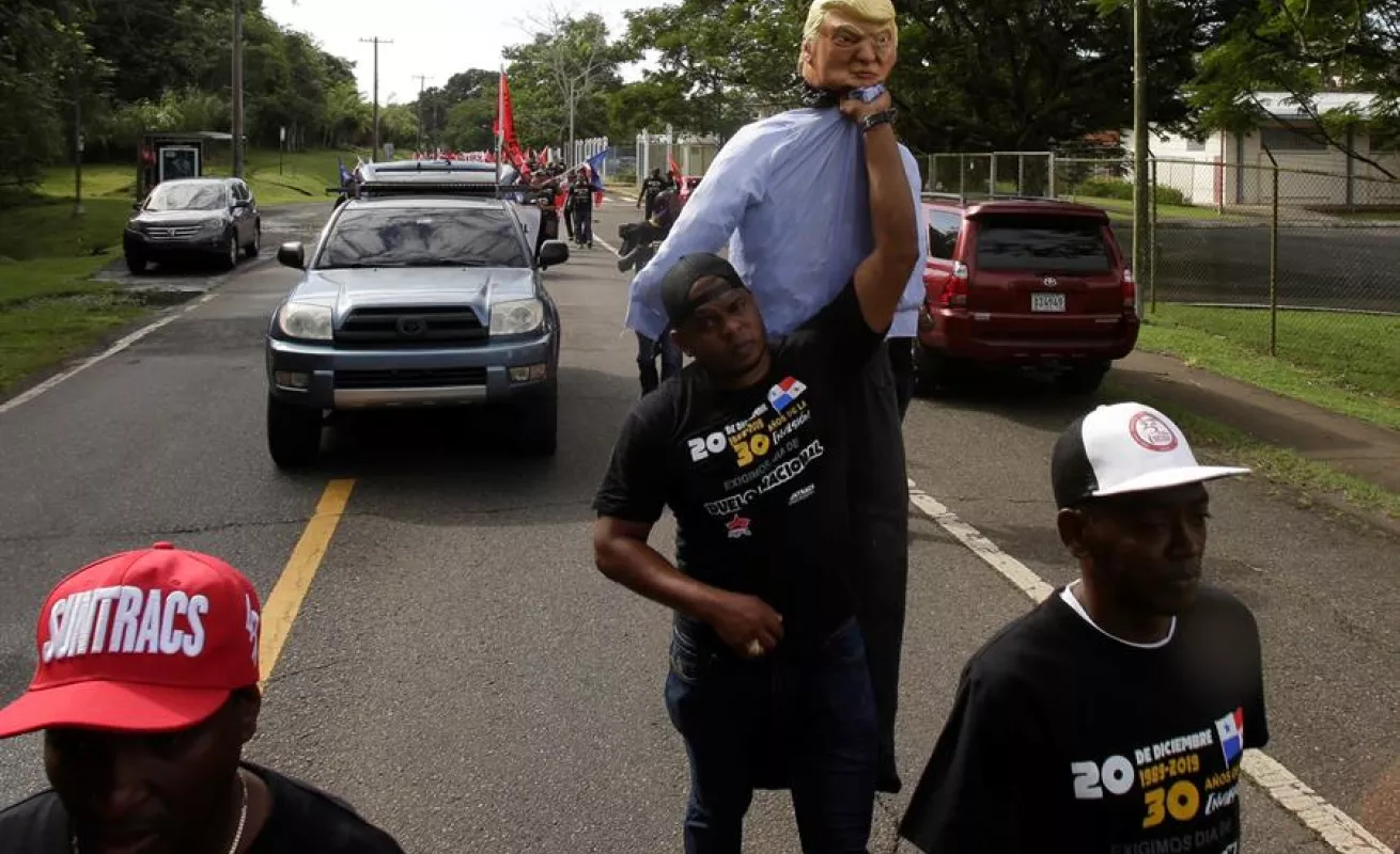Manifestantes protestan frente a la embajada de Estados Unidos en Ciudad de Panamá