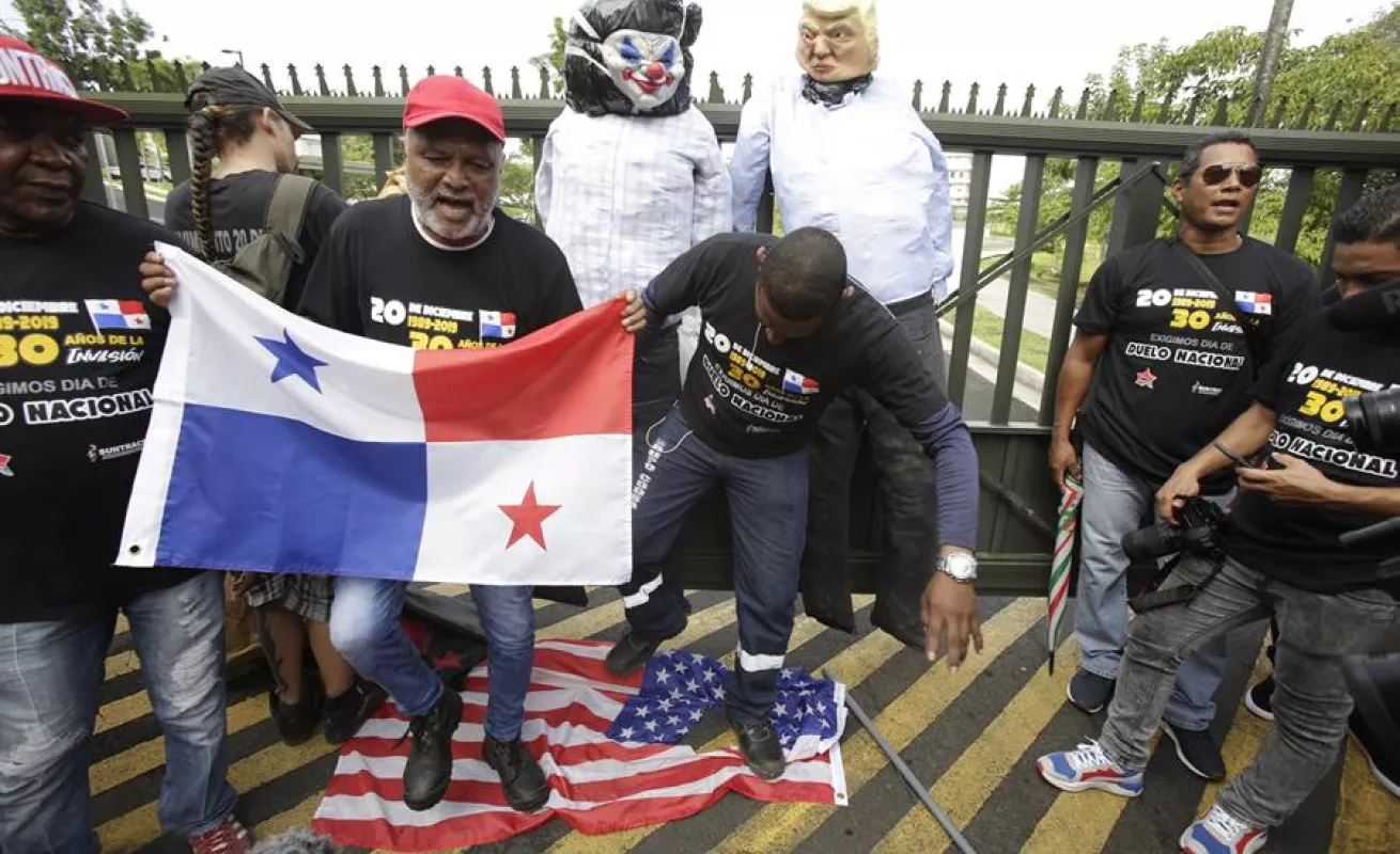 Manifestantes protestan frente a la embajada de Estados Unidos en Ciudad de Panamá