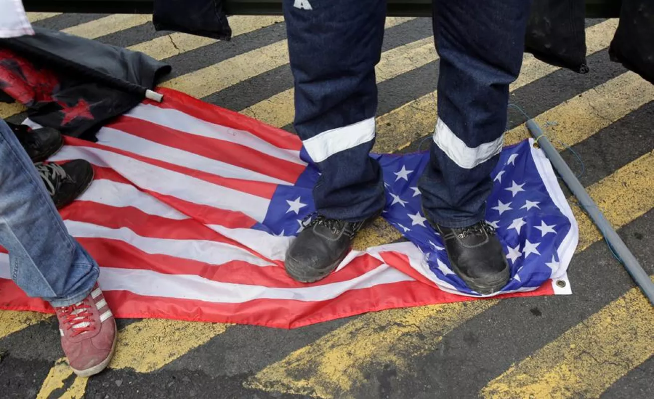 Manifestantes protestan frente a la embajada de Estados Unidos en Ciudad de Panamá