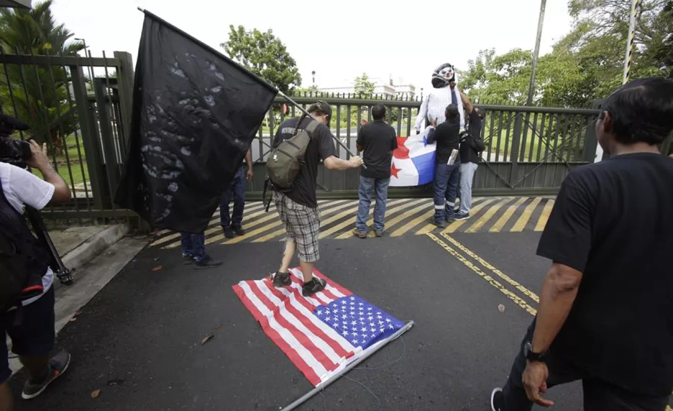 Manifestantes protestan frente a la embajada de Estados Unidos en Ciudad de Panamá