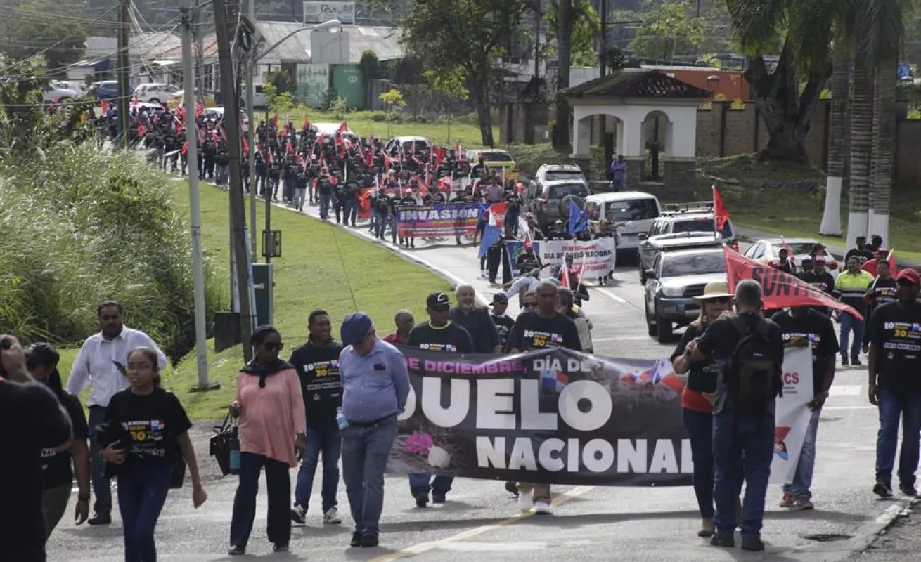 Manifestantes protestan frente a la embajada de Estados Unidos en Ciudad de Panamá
