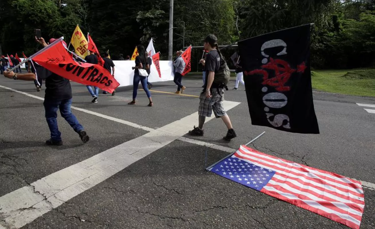Manifestantes protestan frente a la embajada de Estados Unidos en Ciudad de Panamá