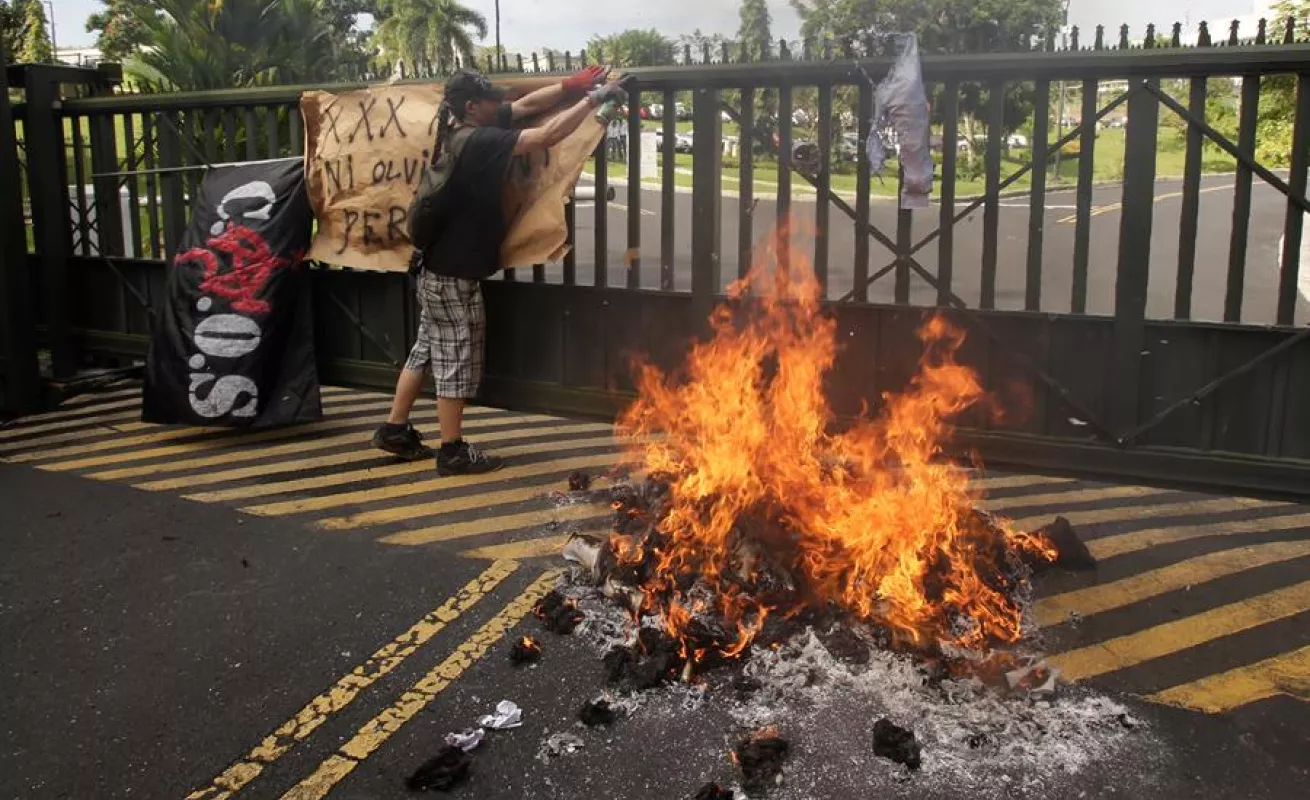 Manifestantes protestan frente a la embajada de Estados Unidos en Ciudad de Panamá
