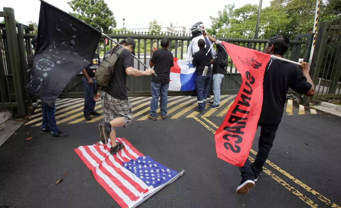 Manifestantes protestan frente a la embajada de Estados Unidos en Ciudad de Panamá