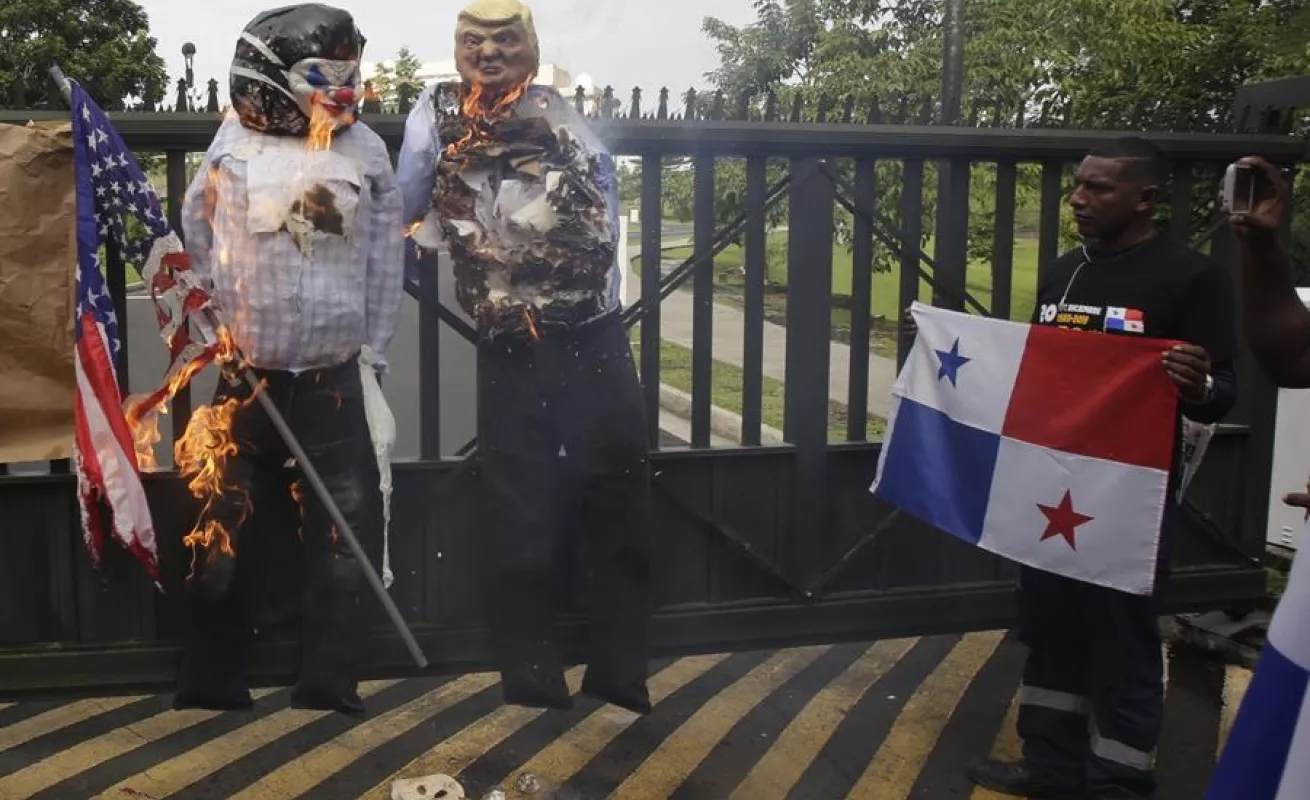 Manifestantes protestan frente a la embajada de Estados Unidos en Ciudad de Panamá