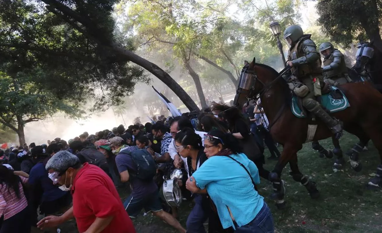 Ni el calor ni la Navidad sofocan las protestas de los viernes en Chile