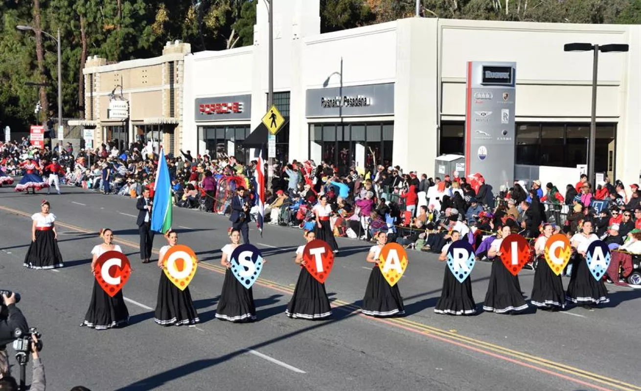Latinos estelarizan el Desfile de las Rosas como muestra de su éxito en EEUU