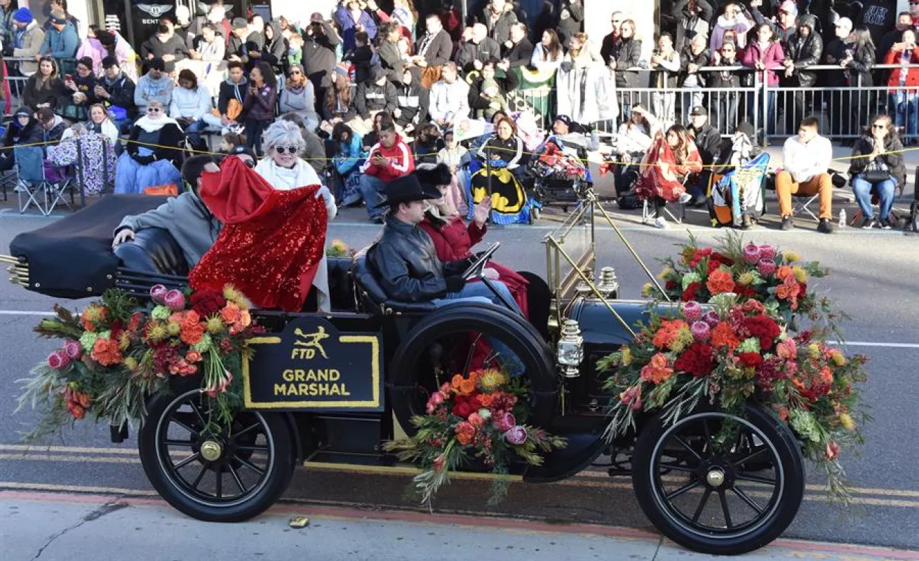 Latinos estelarizan el Desfile de las Rosas como muestra de su éxito en EEUU