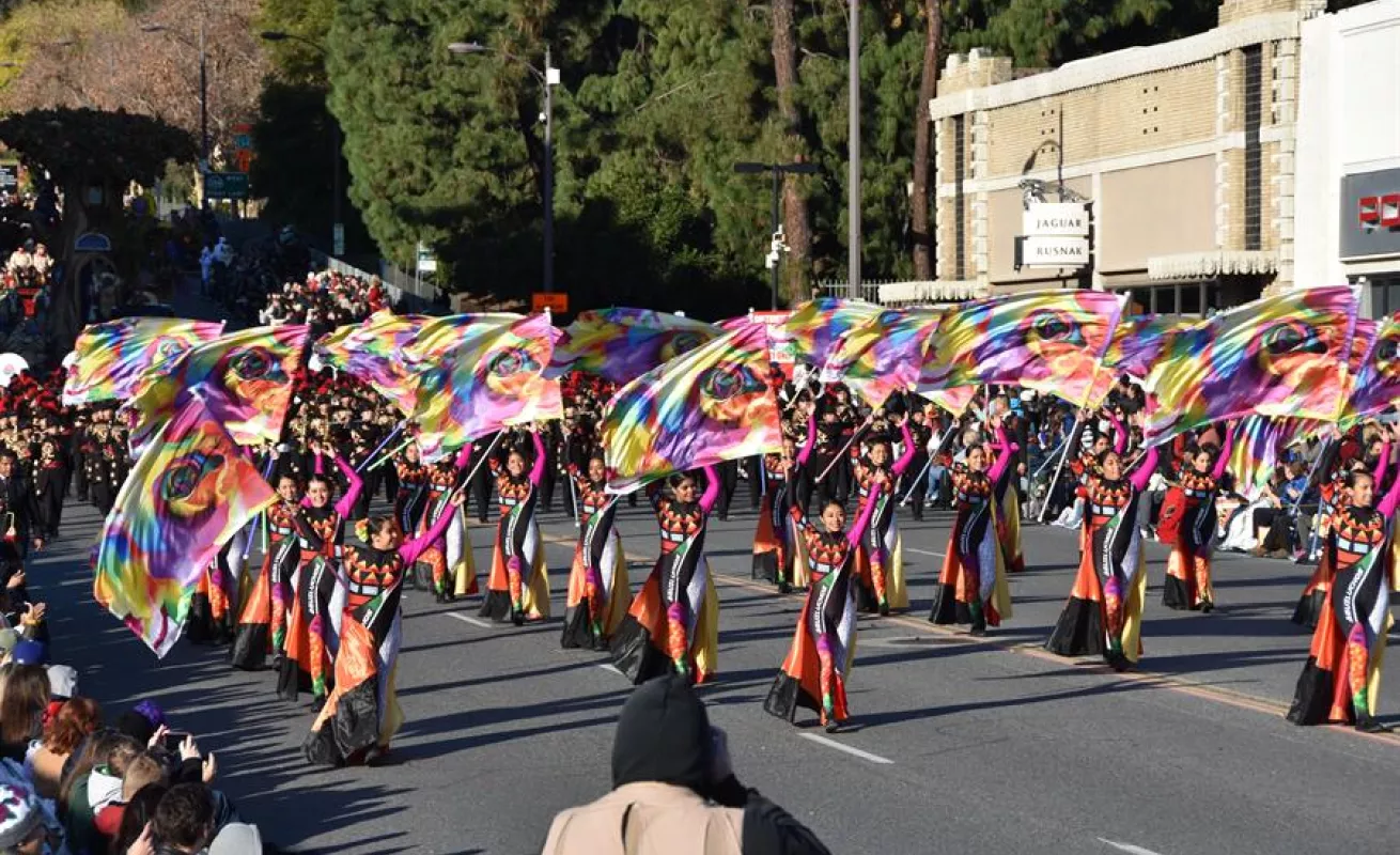 Latinos estelarizan el Desfile de las Rosas como muestra de su éxito en EEUU