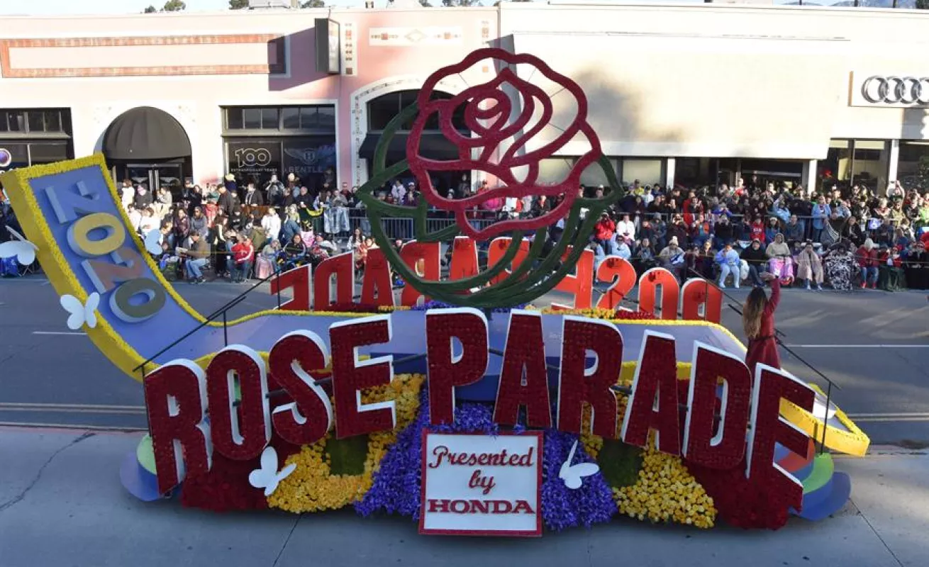 Latinos estelarizan el Desfile de las Rosas como muestra de su éxito en EEUU