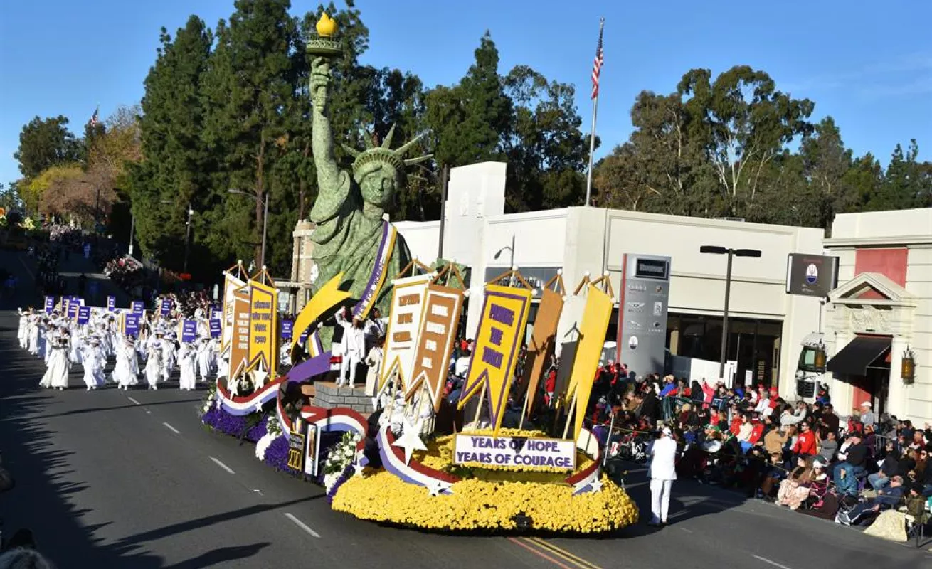 Latinos estelarizan el Desfile de las Rosas como muestra de su éxito en EEUU