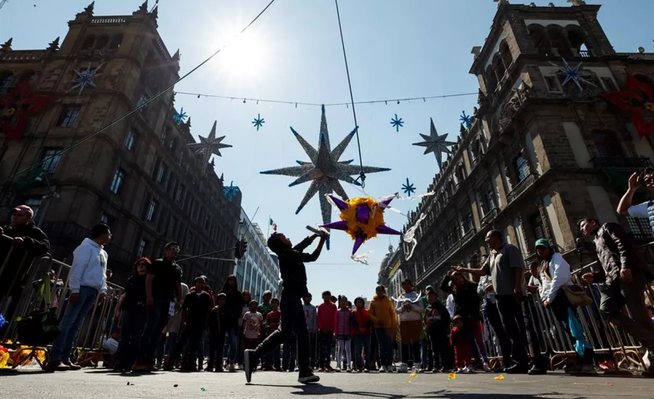 Zócalo capitalino se llena de piñatas y niños para recibir a los Reyes Magos