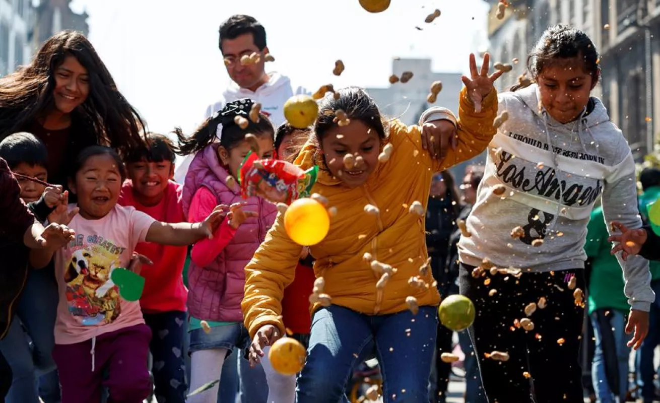 Zócalo capitalino se llena de piñatas y niños para recibir a los Reyes Magos