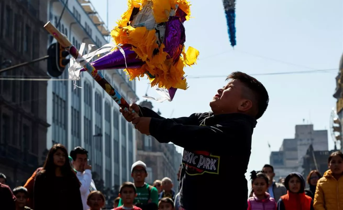 Zócalo capitalino se llena de piñatas y niños para recibir a los Reyes Magos