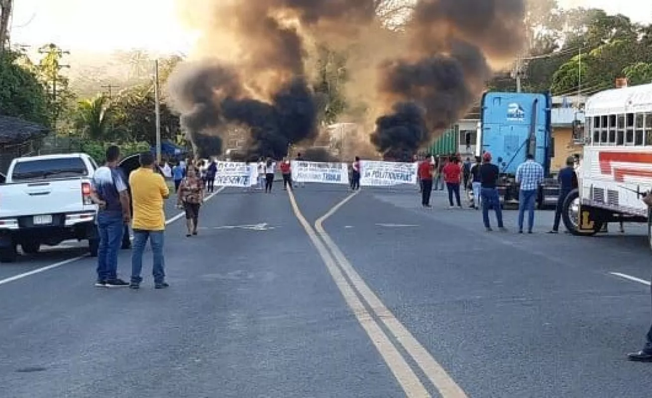 Protestas y caos en la ciudad de Colón 