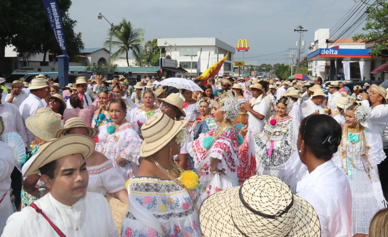 Desfile de las Mil Polleras engalanó al pueblo de Las Tablas