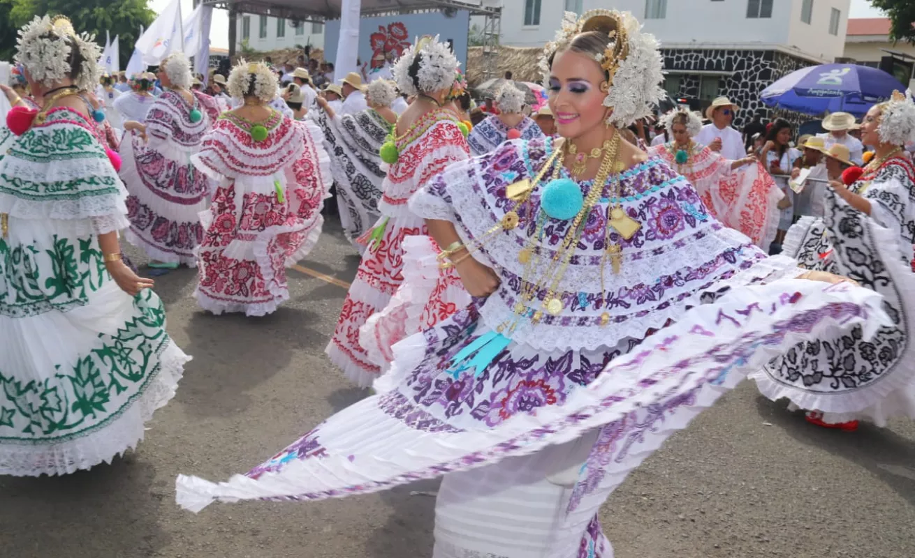 Desfile de las Mil Polleras engalanó al pueblo de Las Tablas