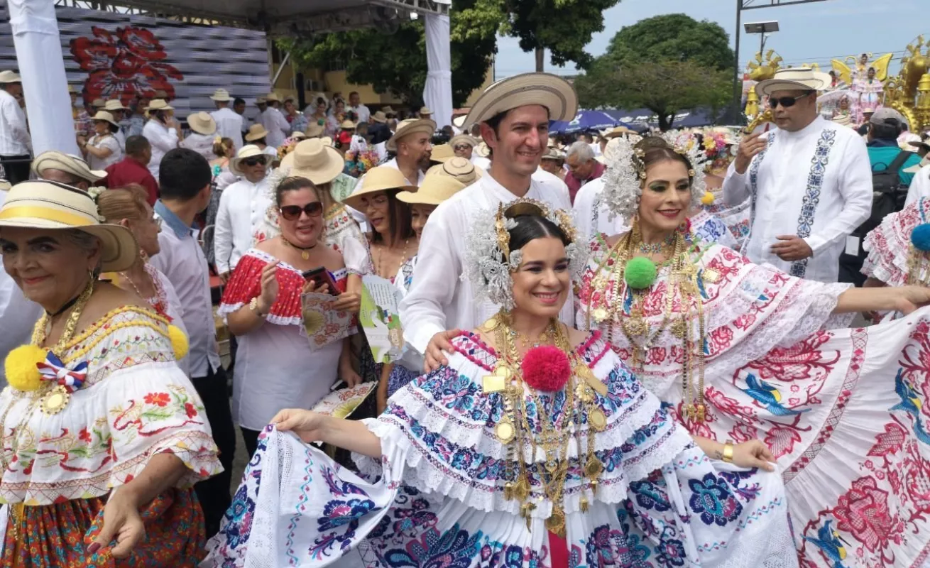 Desfile de las Mil Polleras engalanó al pueblo de Las Tablas