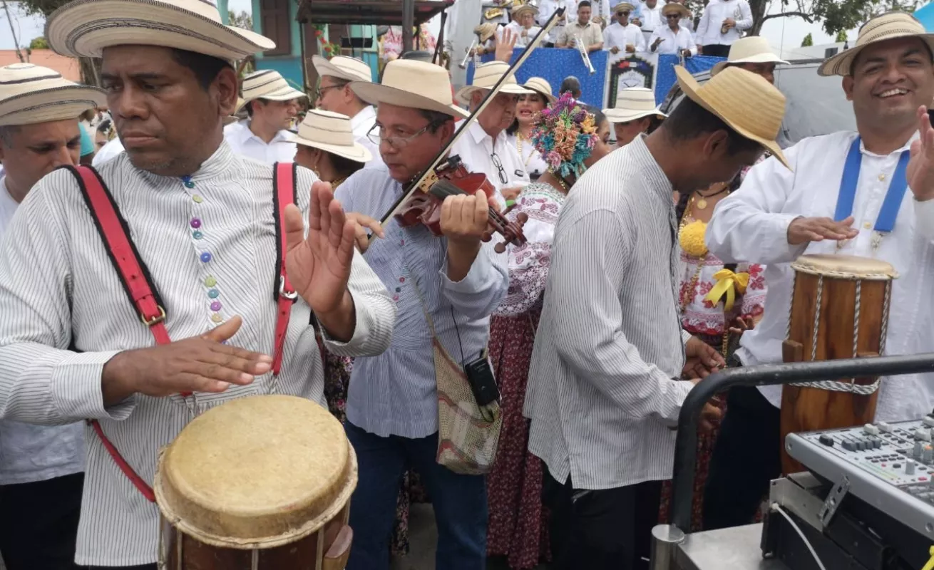 Desfile de las Mil Polleras engalanó al pueblo de Las Tablas