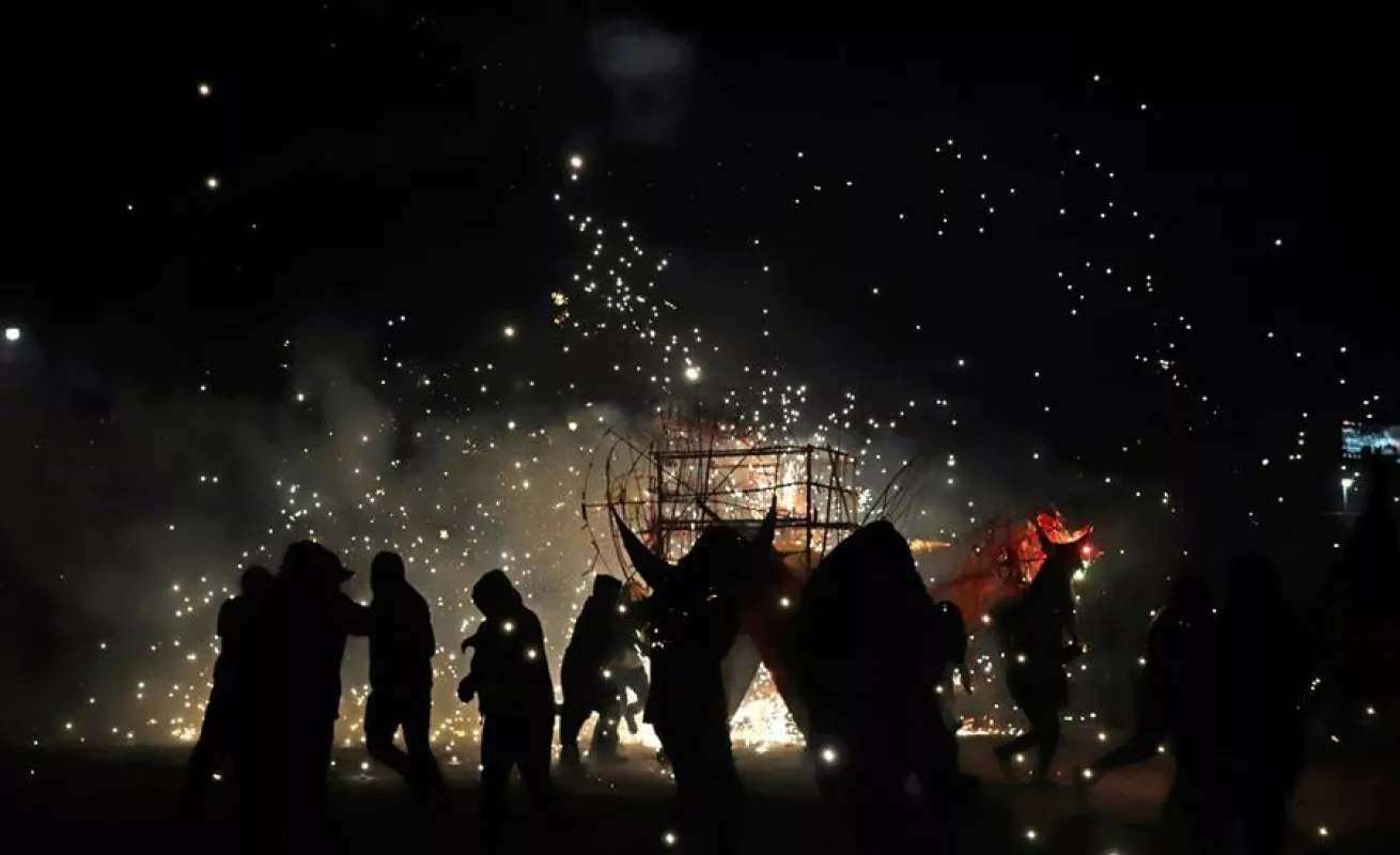 Figuras monumentales con pirotecnia iluminan el estado mexicano de Puebla