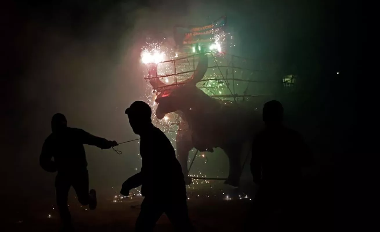 Figuras monumentales con pirotecnia iluminan el estado mexicano de Puebla