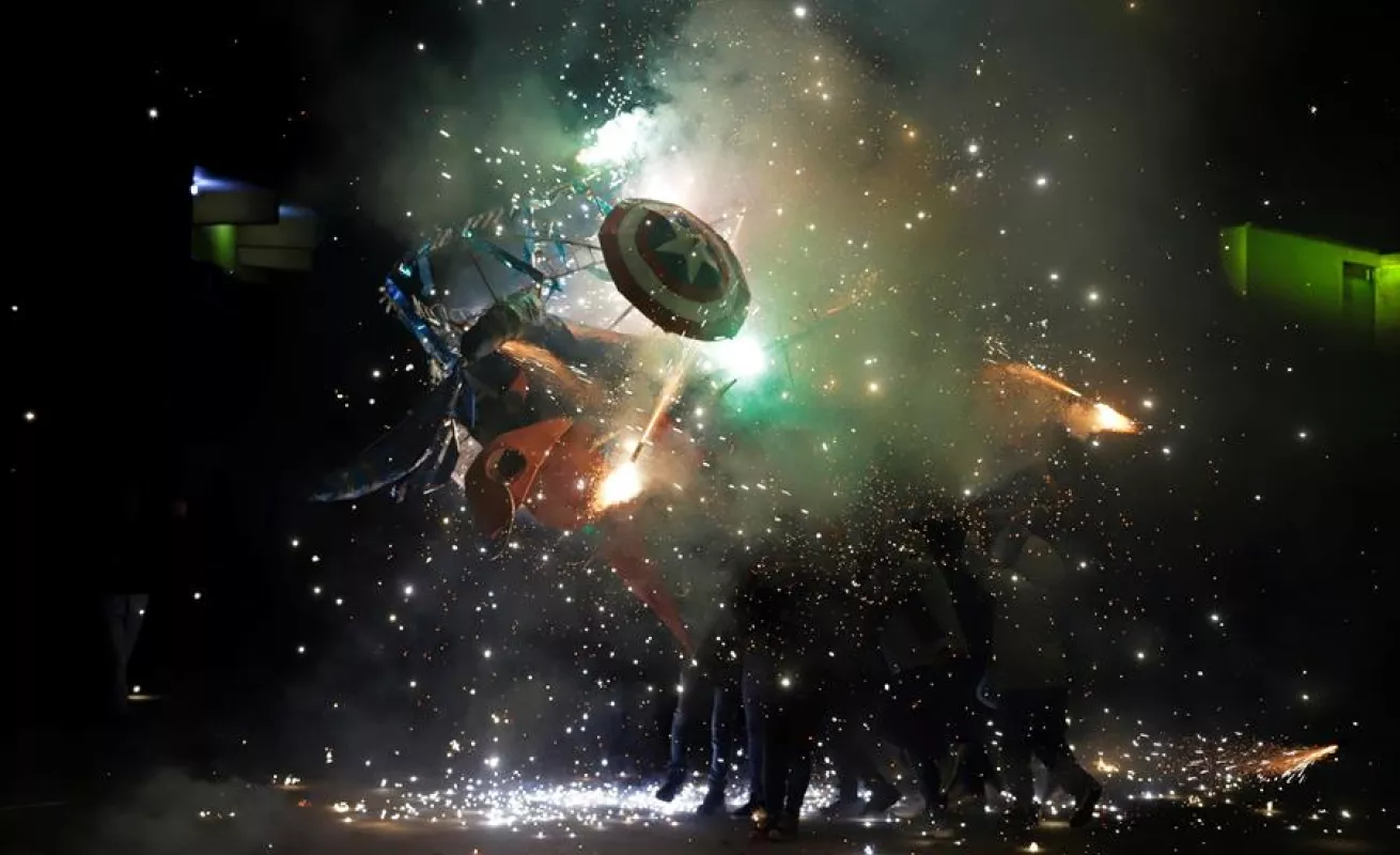 Figuras monumentales con pirotecnia iluminan el estado mexicano de Puebla