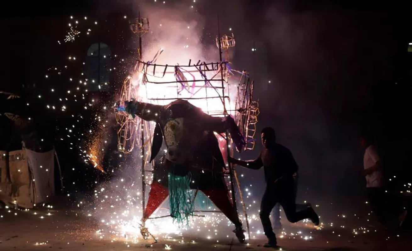 Figuras monumentales con pirotecnia iluminan el estado mexicano de Puebla