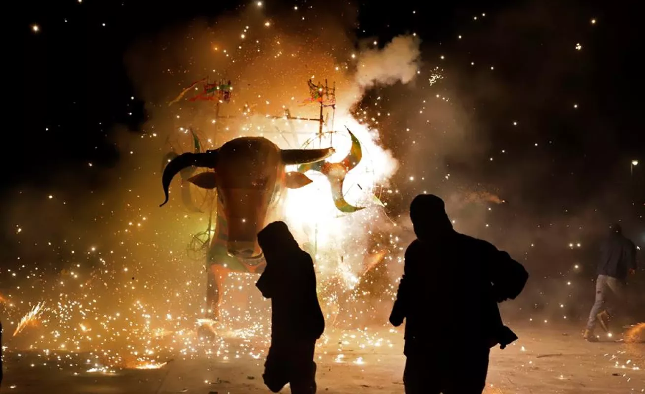 Figuras monumentales con pirotecnia iluminan el estado mexicano de Puebla