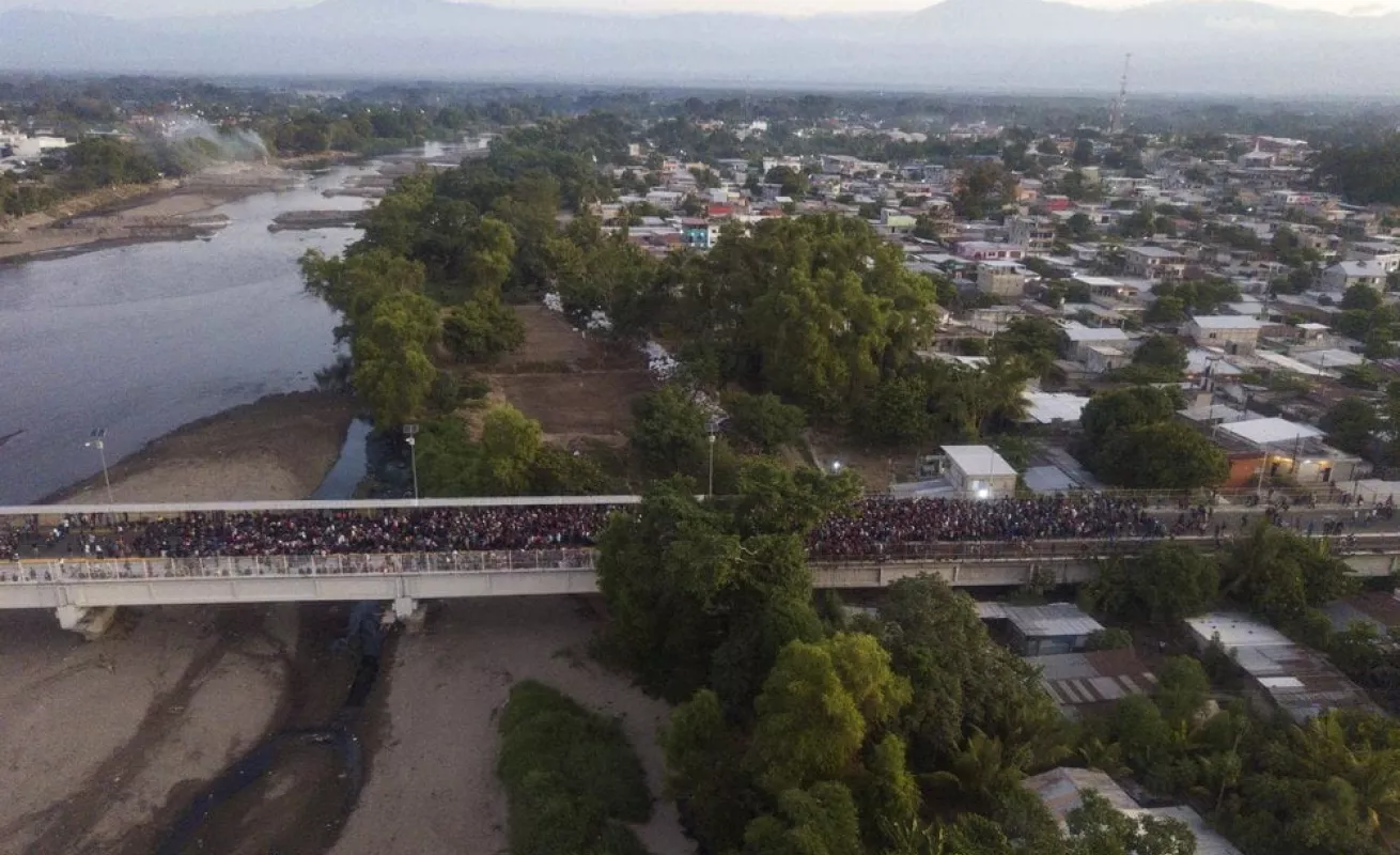 Migrantes cruzan río de de Guatemala a México (Fotos)