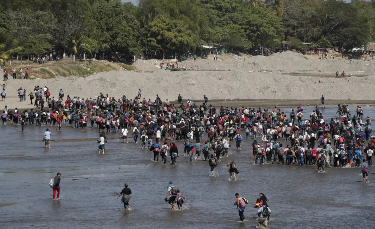 Migrantes cruzan río de de Guatemala a México (Fotos)