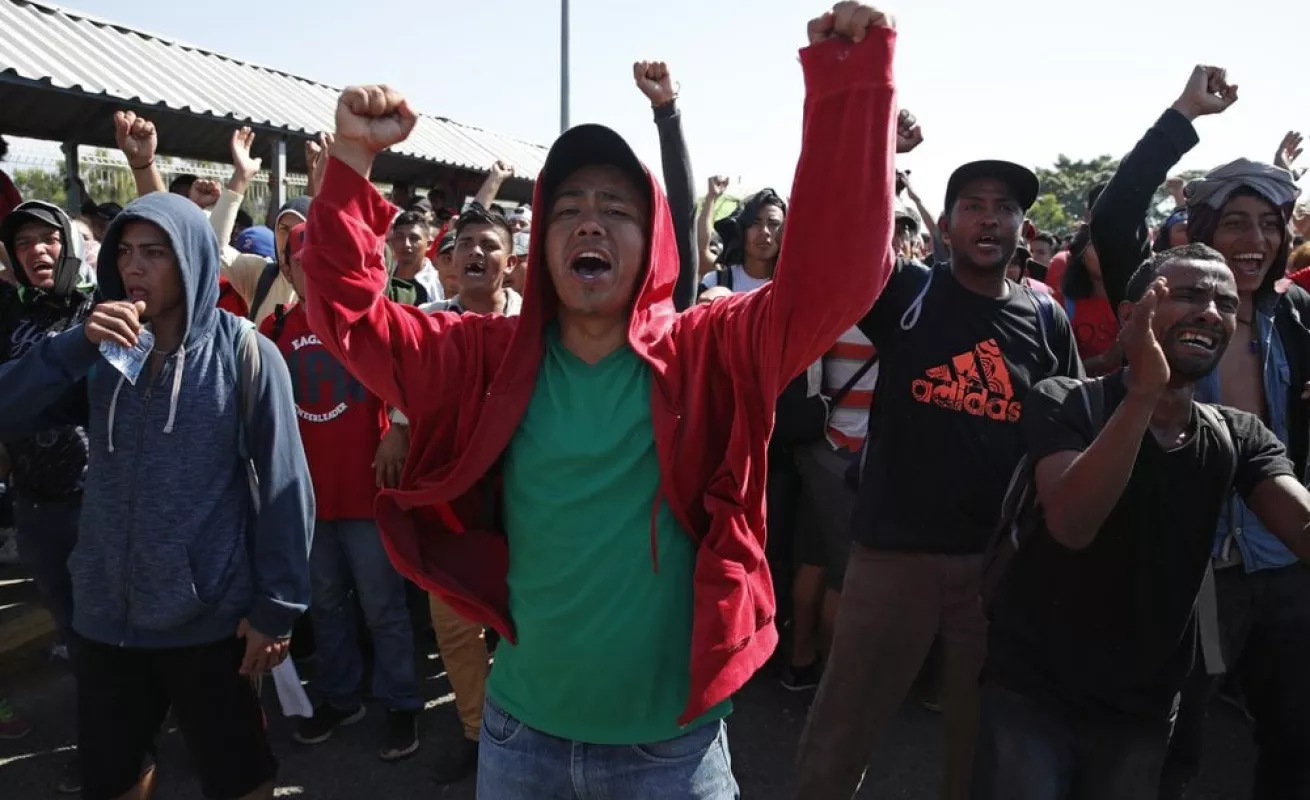 Migrantes cruzan río de de Guatemala a México (Fotos)