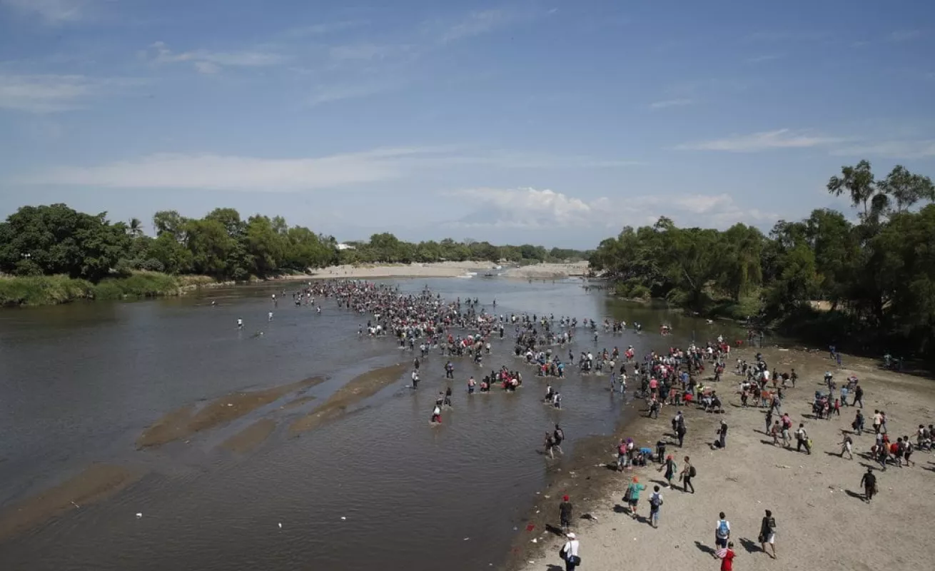 Migrantes cruzan río de de Guatemala a México (Fotos)